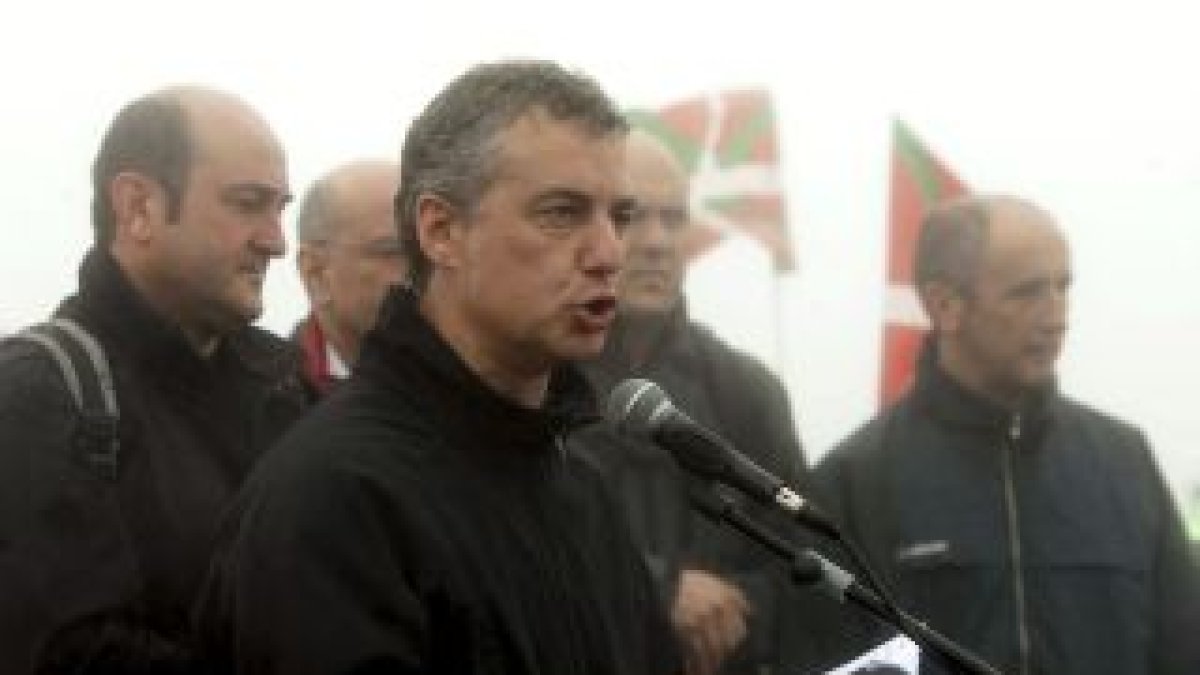 El presidente del PNV, Íñigo Urkullu (c), durante su intervención en un acto político.