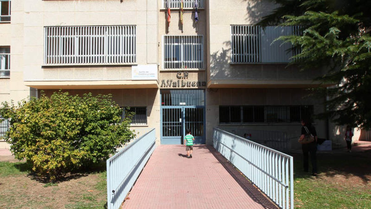 Fachada principal de uno de los colegios afectados por la incidencia.