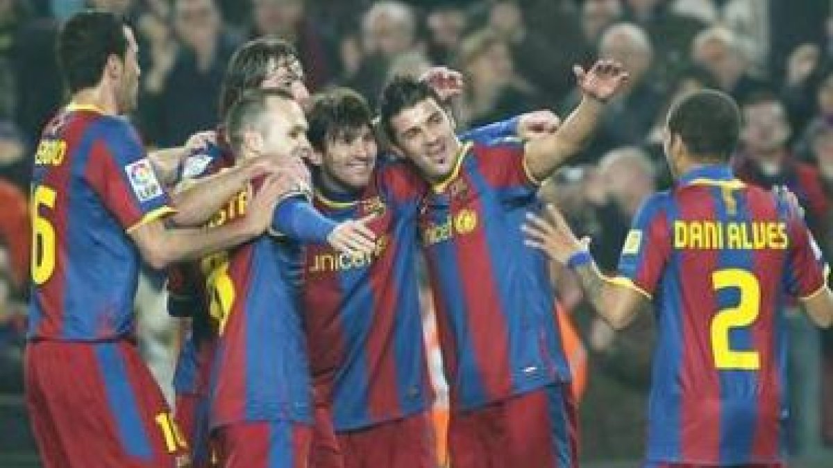 Los jugadores del Barcelona felicitan al argentino Leo Messi tras su primer gol.