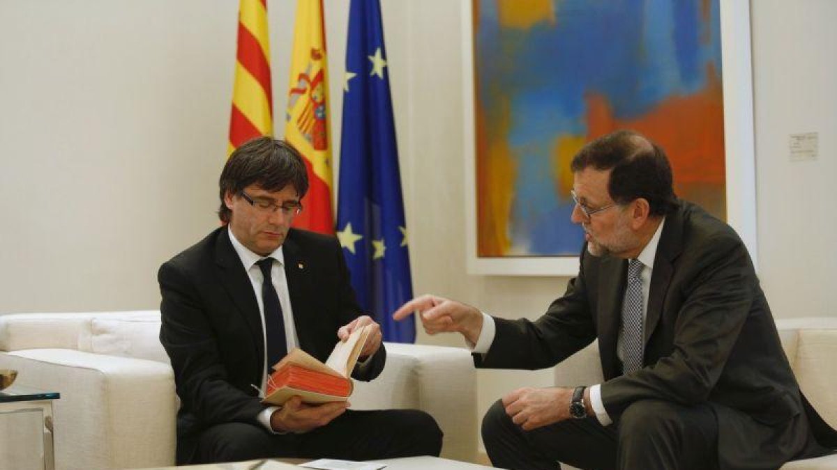 Puigdemont y Rajoy, en la Moncloa, en abril del 2016.