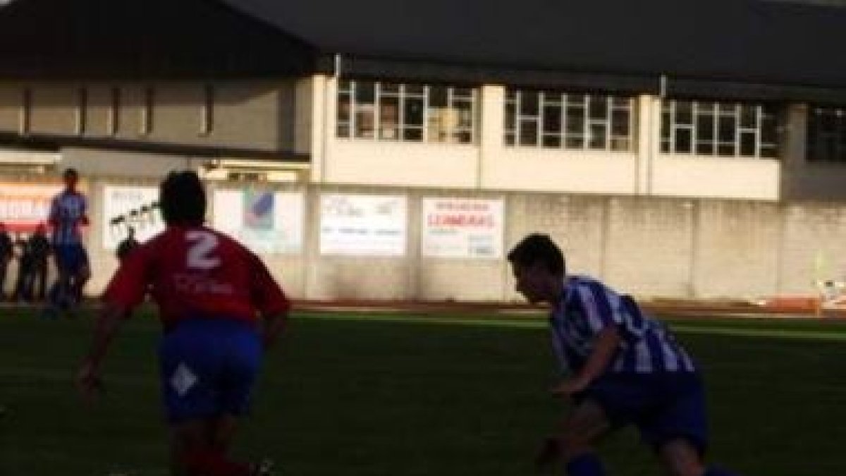 Ivi Vales colocó en el área el centro que dio origen al segundo gol del equipo blanquiazul