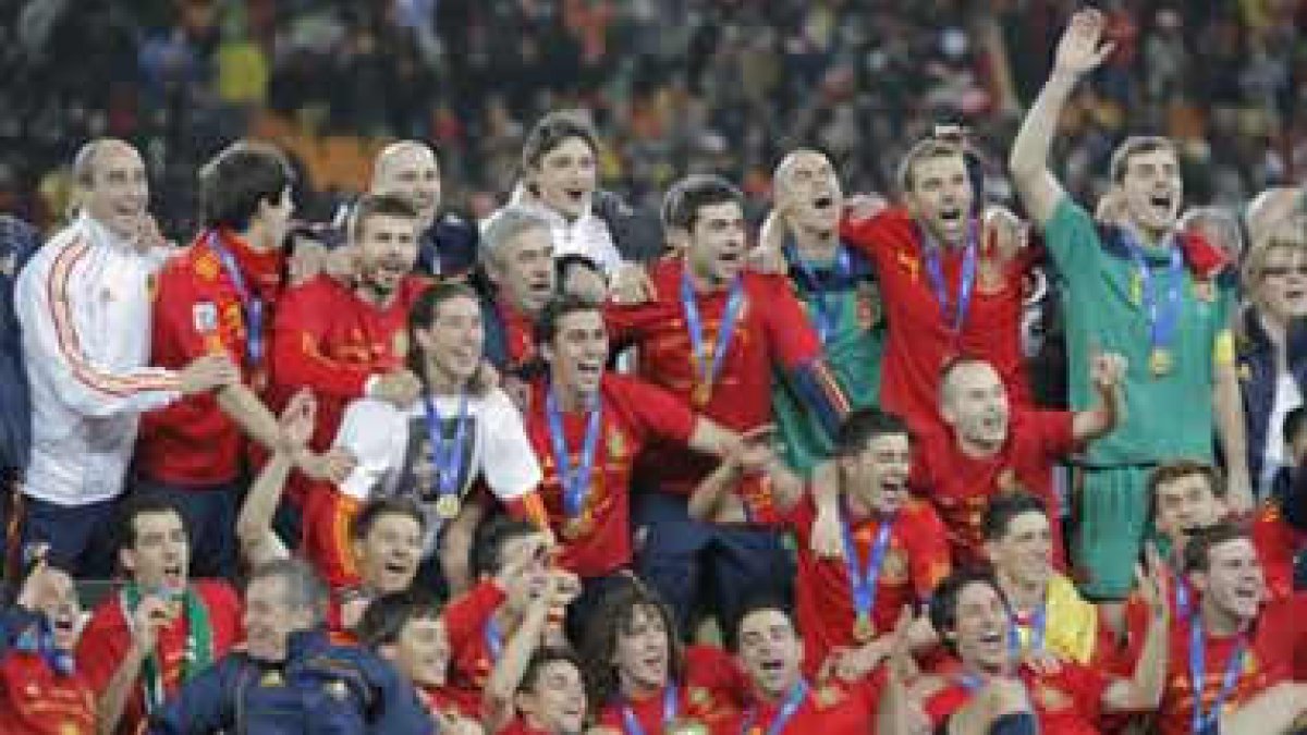 Los jugadores de la Selección española posan junto con la Copa.