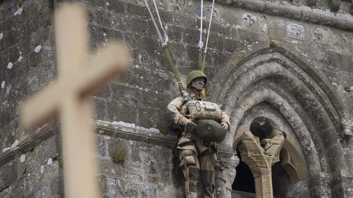 Recreación de un paracaidista de la II Guerra Mundial.