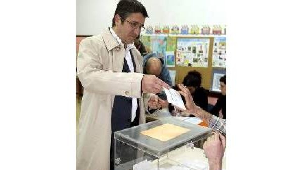 Patxi López entrega su voto al presidente de la mesa electoral que le correspondía
