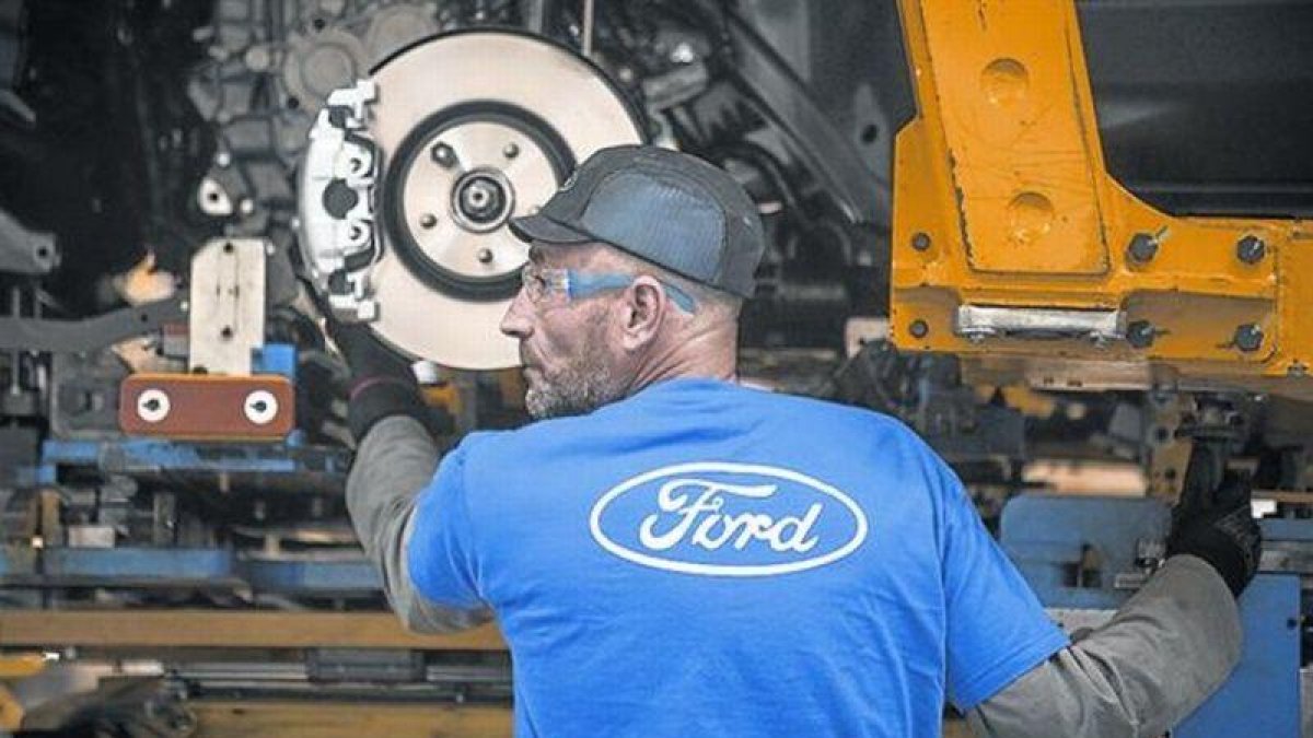 Un trabajador de la fábrica de Ford en Almussafes.