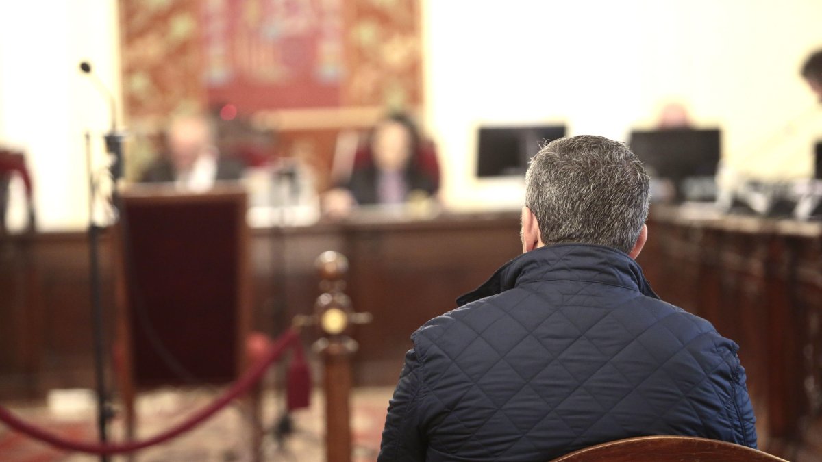 El alcalde de Cabañas Raras, Juan Marcos López, en el juicio que se siguió contra él en la Audiencia. DL