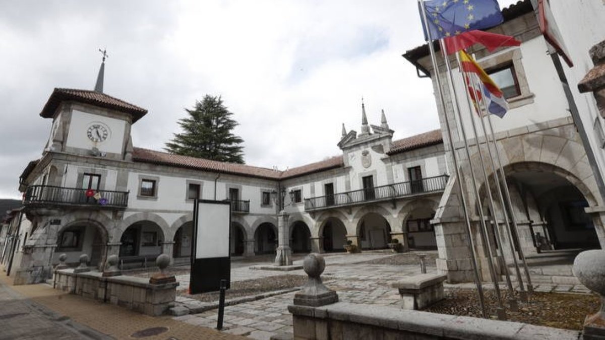 Imagen del Ayuntamiento de La Pola de Gordón. JESÚS F. SALVADORES