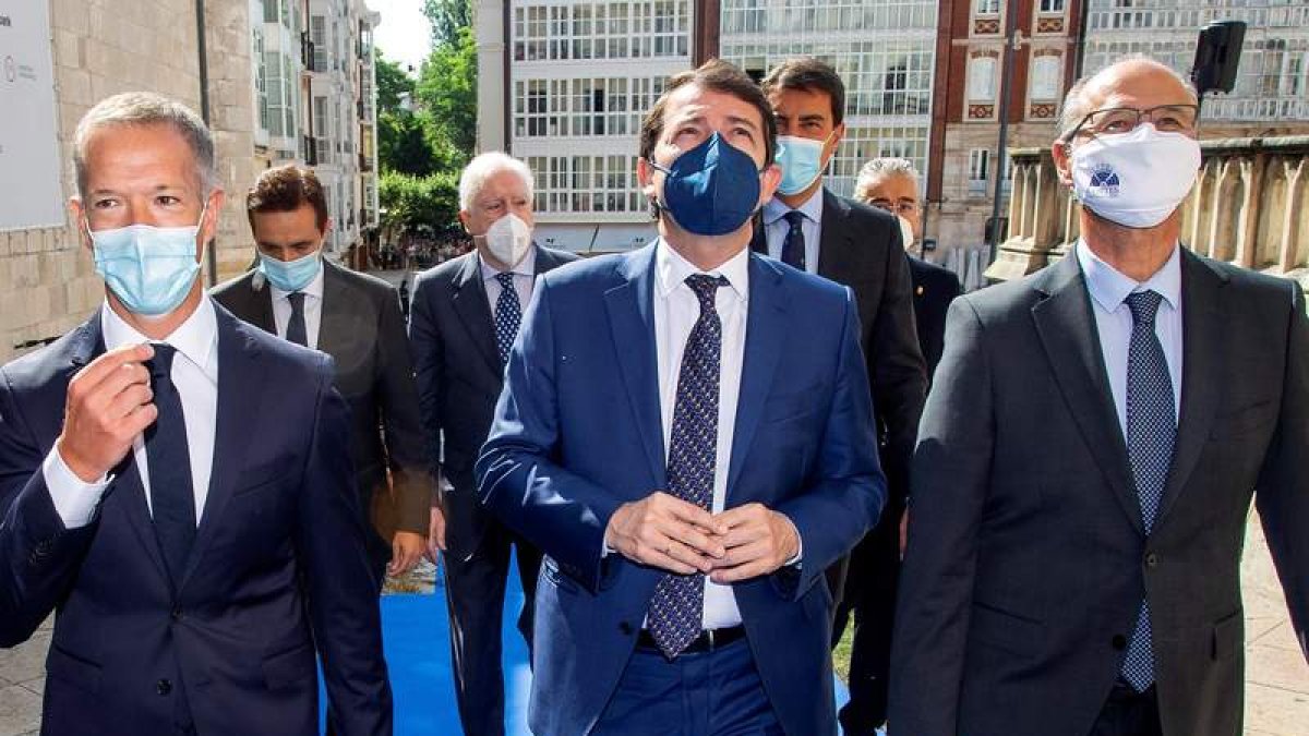 El presidente del Senado Ander Gil, Fernández Mañueco y Luis Fuentes, ayer en Burgos. SANTI OTERO