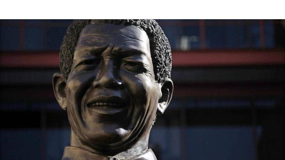 Detalle de la estatua del expresidente sudafricano Nelson Mandela en el centro comercial Sandton en Johannesburgo.