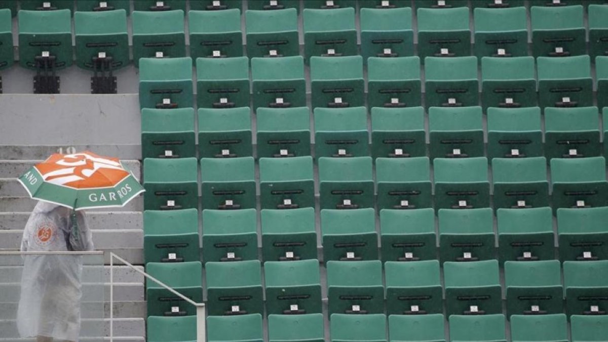 La central de Roland Garros, vacía tras otra jornada de lluvia.
