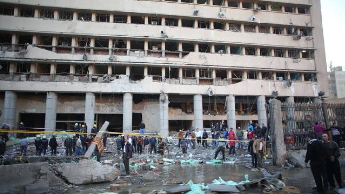 Estado en que ha quedado la comisaría de policia tras la explosión, este viernes en El Cairo.