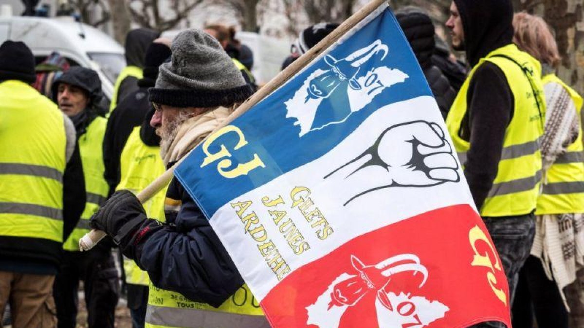 Miembros del movimiento frances contestatario de los  chalecos amarillos  se manifiestan en Valence.