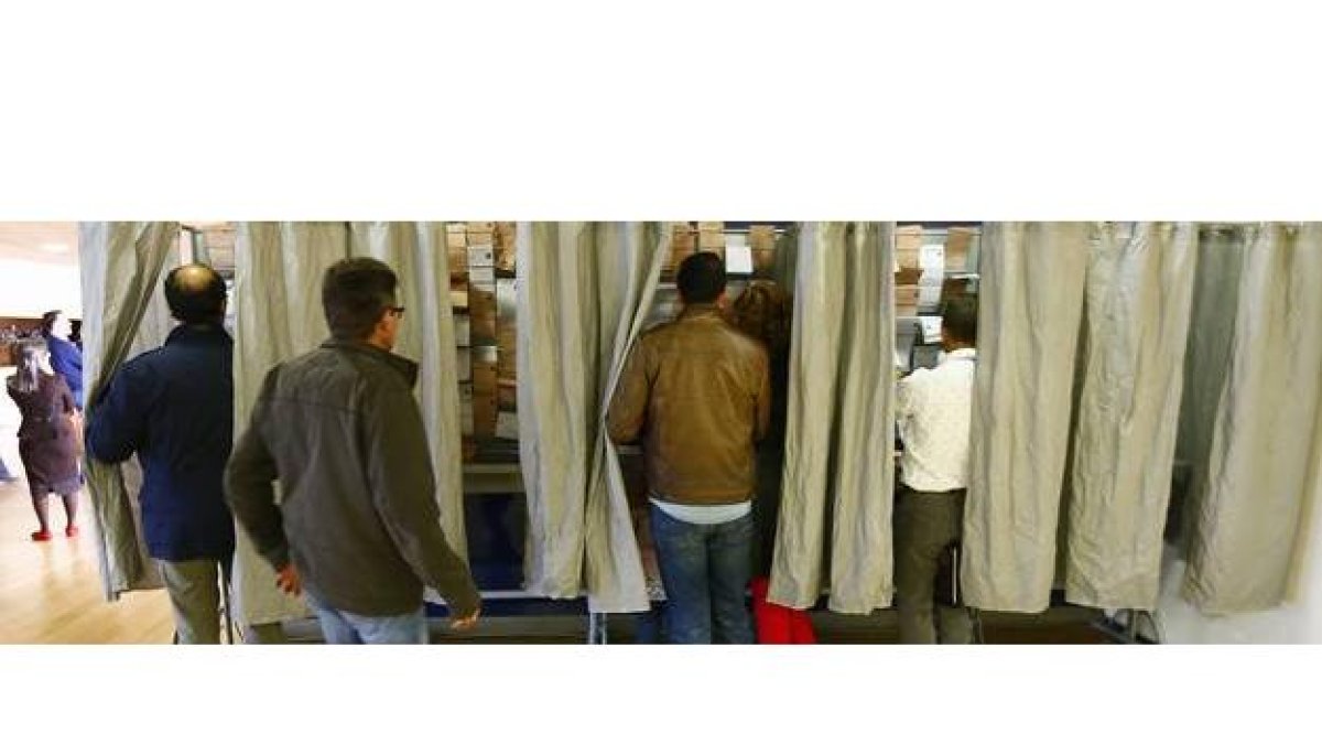Votantes en un colegio electoral de León capital esta mañana