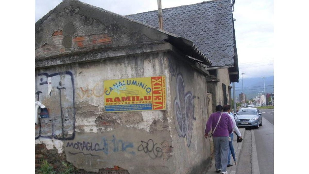 Imagen de la vieja casa del guarda en la avenida de Asturias.