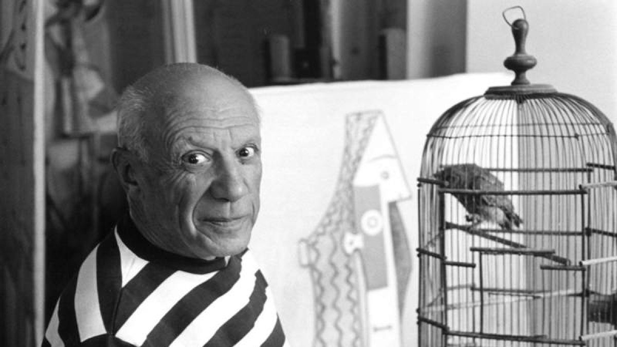 El artista Pablo Picasso en su estudio