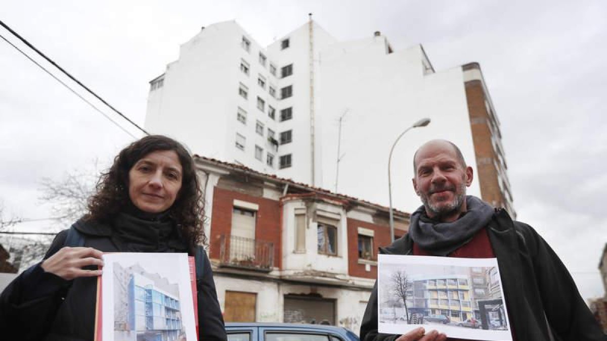 La arquitecta Raquel Santamarta y el artista Salvador Armesto posan frente a la casa de la plaza Severino Ibáñez con su proyecto de viviendas-contenedor. JESÚS F. SALVADORES