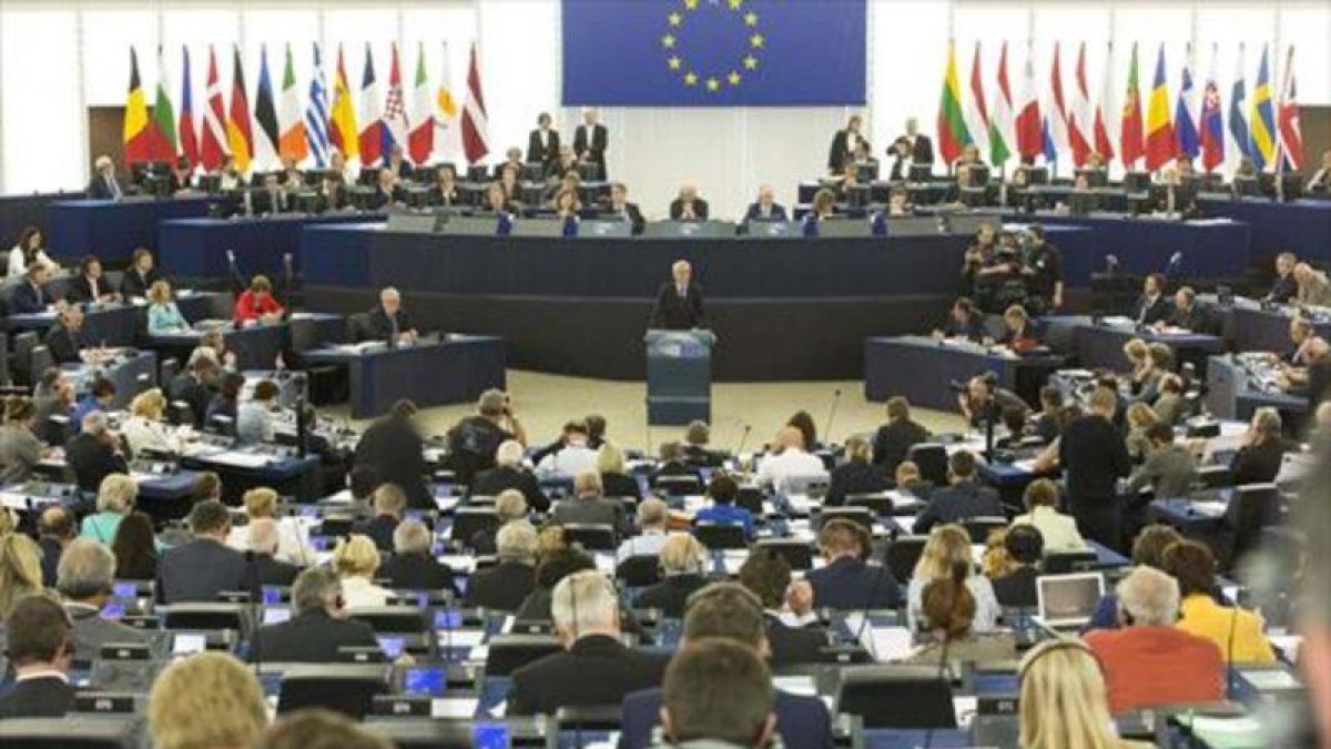 Interior y exterior del Parlamento Europeo. A la izquierda, en el círculo, Antonio Tajani, su presidente.