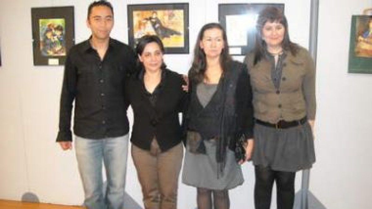 La concejala de Asuntos Sociales, junto a  Elisa Álvarez, y los hijos de ésta