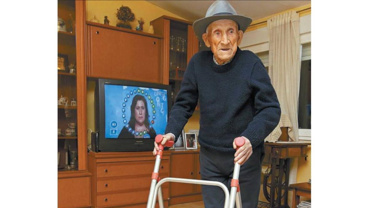 Francisco Fernández —en la imagen junto a sus hijos— cumplió 110 años el 24 de julio.