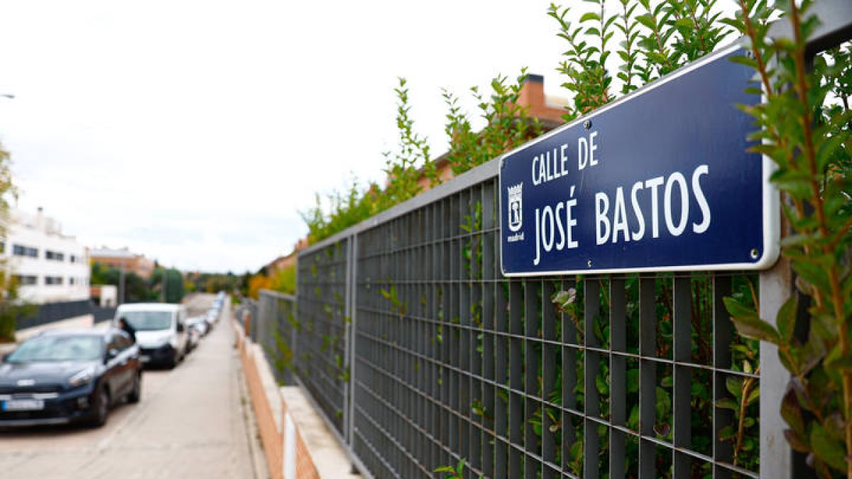 Detalle de la placa de la calle José Bastos de Madrid en la que la presidenta del Grupo Eulen, María José Álvarez, fue atacada por dos hombres armados. RODRIGO JIMÉNEZ