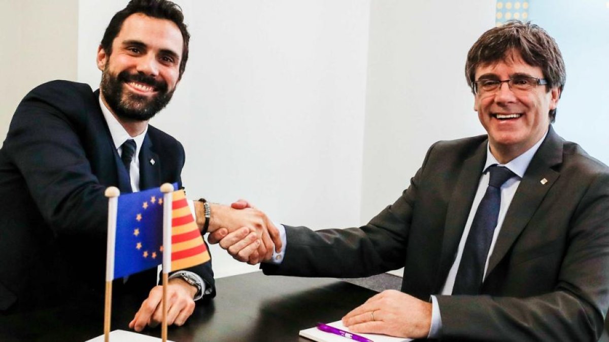 El president del Parlament, Roger Torrent, y el candidato a se investido presidente de la Generalitat, Carles Puigdemont, en Bruselas