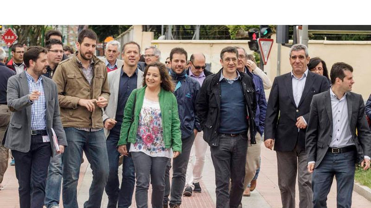 Iratxe García, Patxi López y Villarrubia acompañados por militantes de Burgos, ayer en Gamonal.