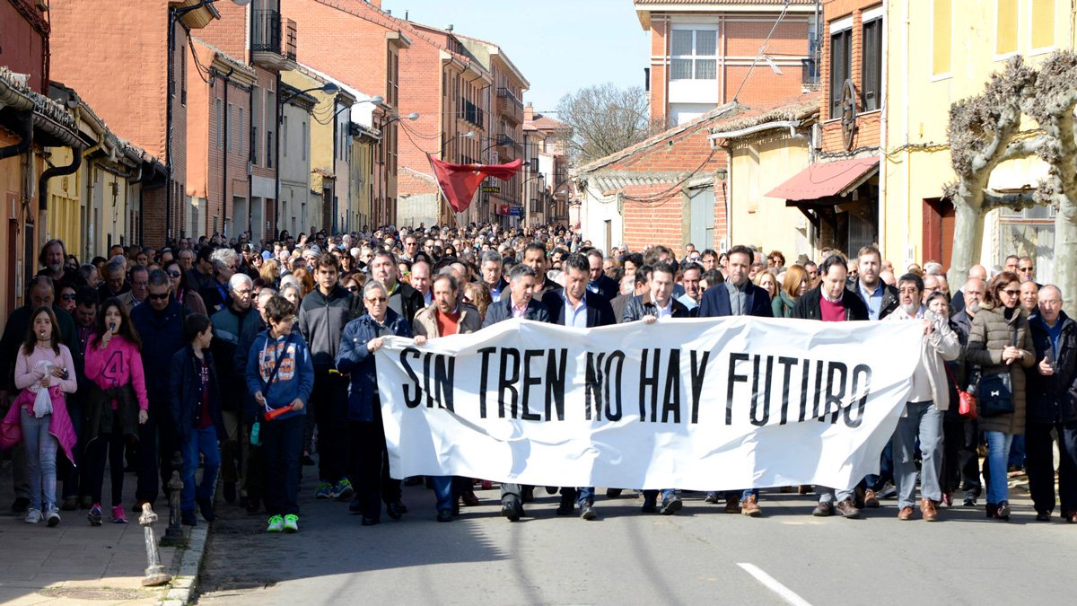 Manifestación en Sahagún en protesta por la pérdida de servicios ferroviarios. ACACIO