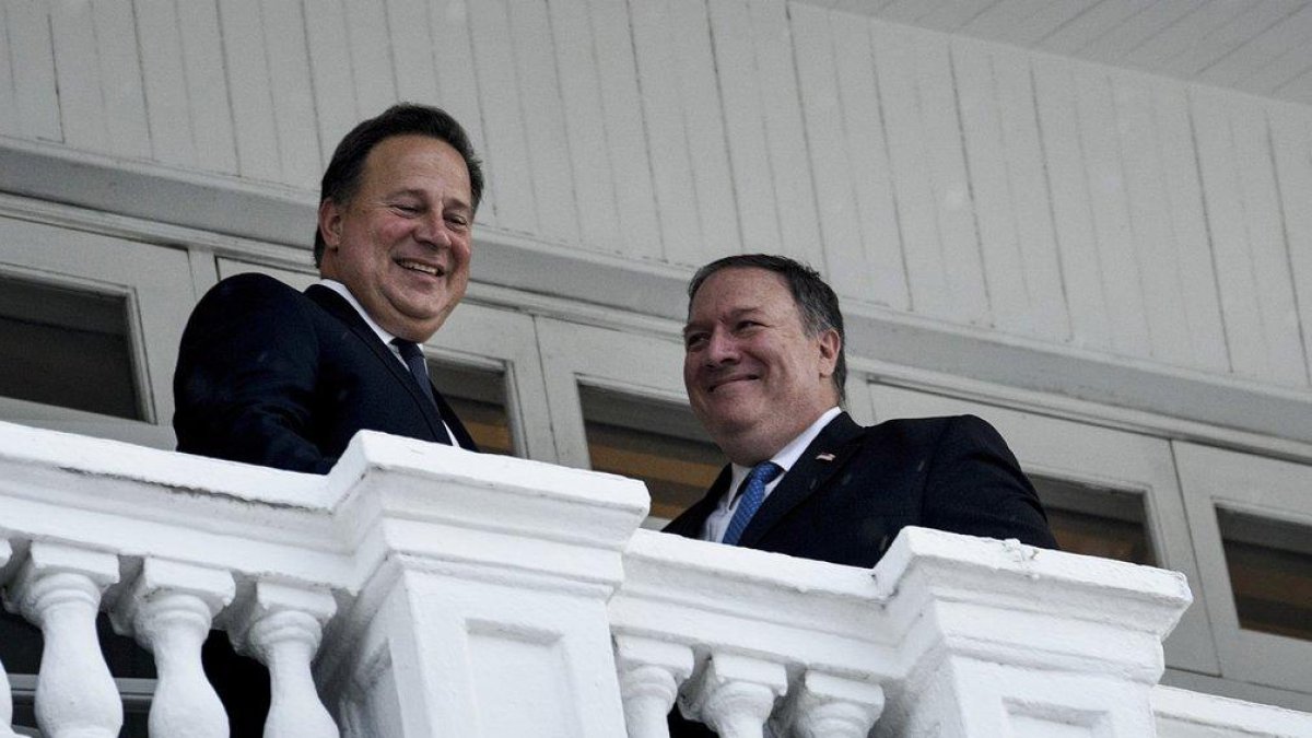 Mike Pompeo junto al presidente de Panamá Juan Carlos Varela