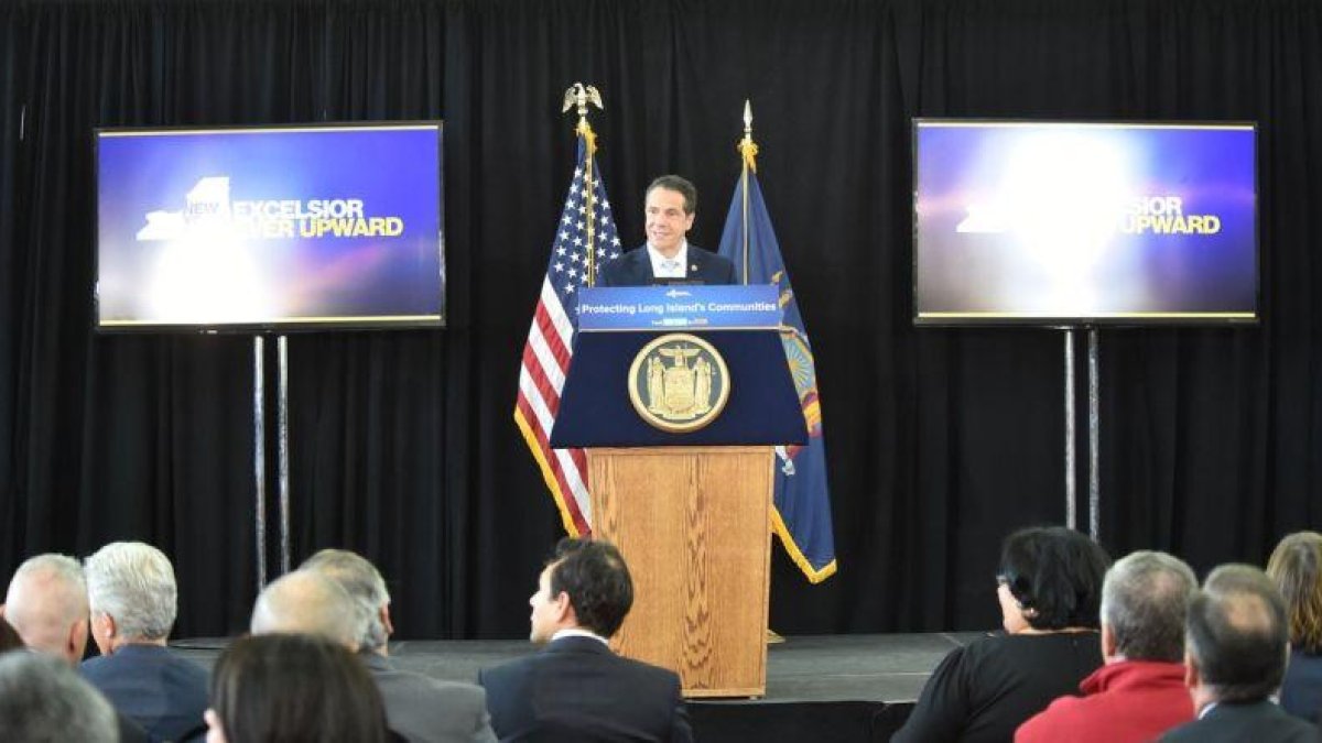 El gobernador de Nueva York Andrew Cuomo, donde aparece mientras habla durante un acto para anunciar su lucha en contra del MS-13 en Long Island.