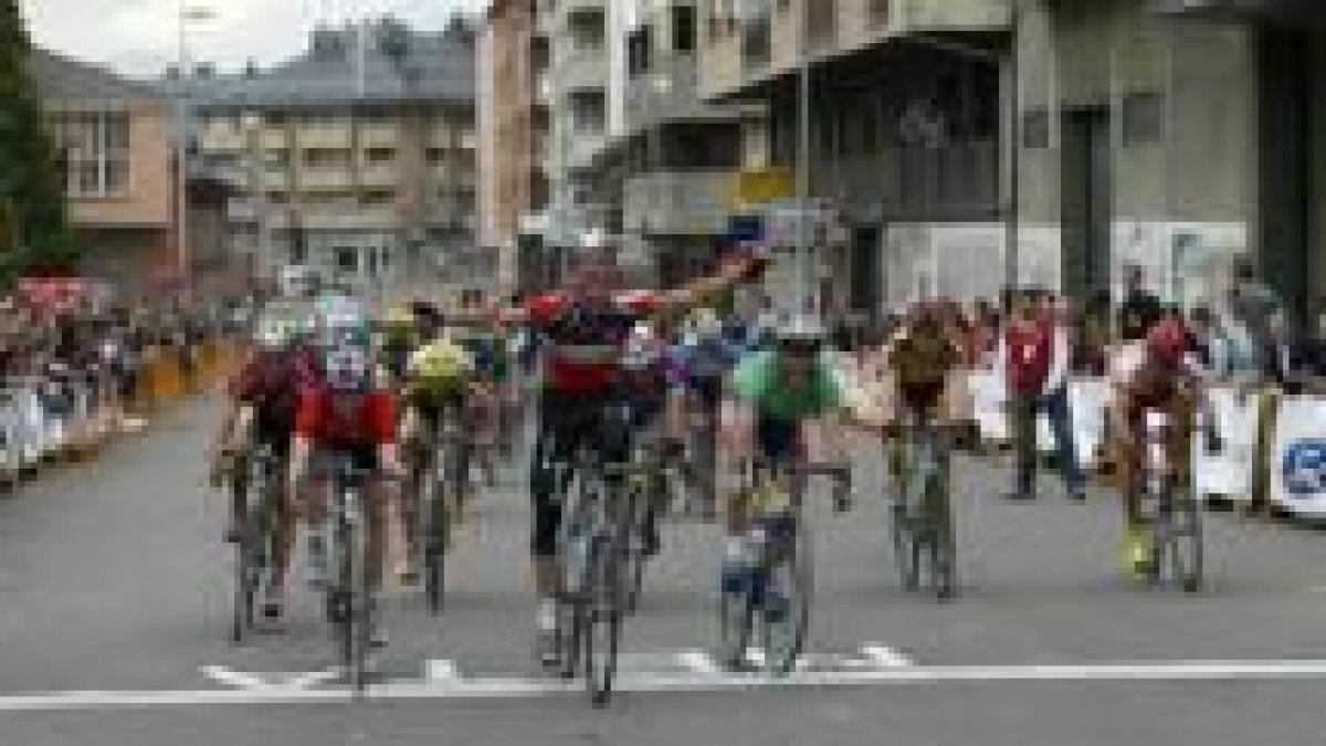 Corrado Serina alza victorioso los brazos al superar en la meta de Villablino a Rovira y Vallejo
