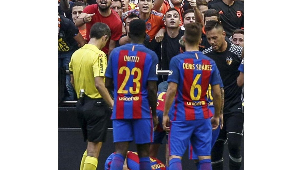 Neymar, tras recibir el impacto de una botella en Mestalla. ALIÑO
