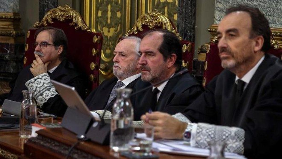El presidente del tribunal y ponente de la sentencia,  Manuel Marchena (derecha), junto a (de izquierda a derecha) los magistrados Andrés Palomo, Luciano Varela y Andrés Martínez Arrieta.