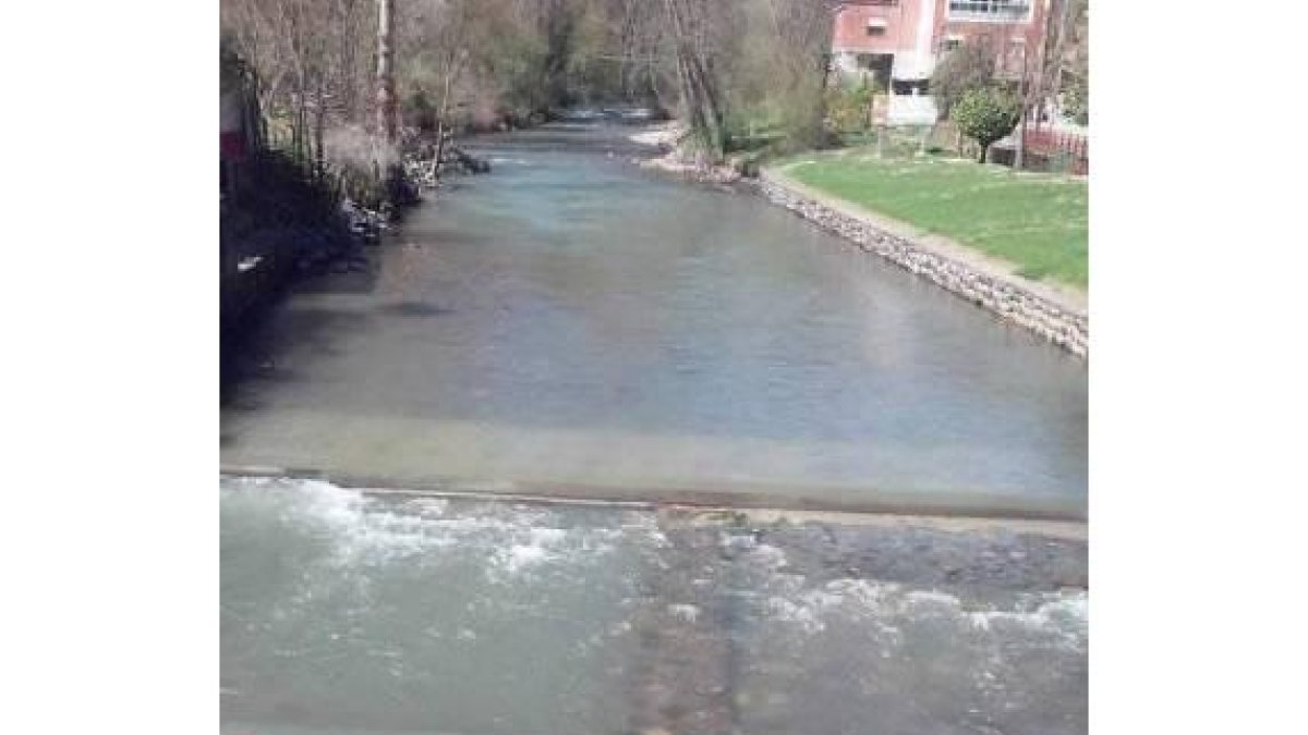 El río Selmo, ayer a su paso por el pueblo de Sobrado.