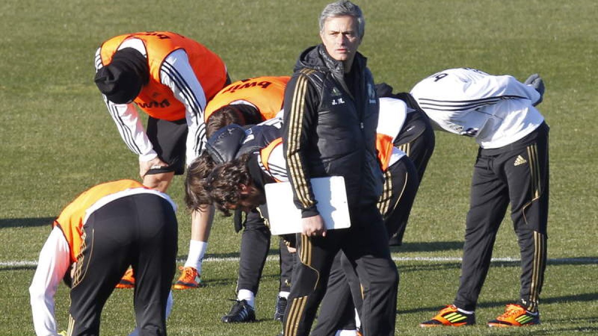 Mourinho observa a sus jugadores durante el entrenamiento del equipo en Valdebebas.