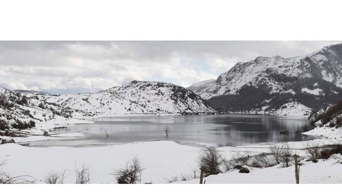 El pantano de Riaño, ayer, rodeado de nieve, es el enclave más popular del nuevo Parque Regional Montaña de Riaño y Mampodre. RAMIRO