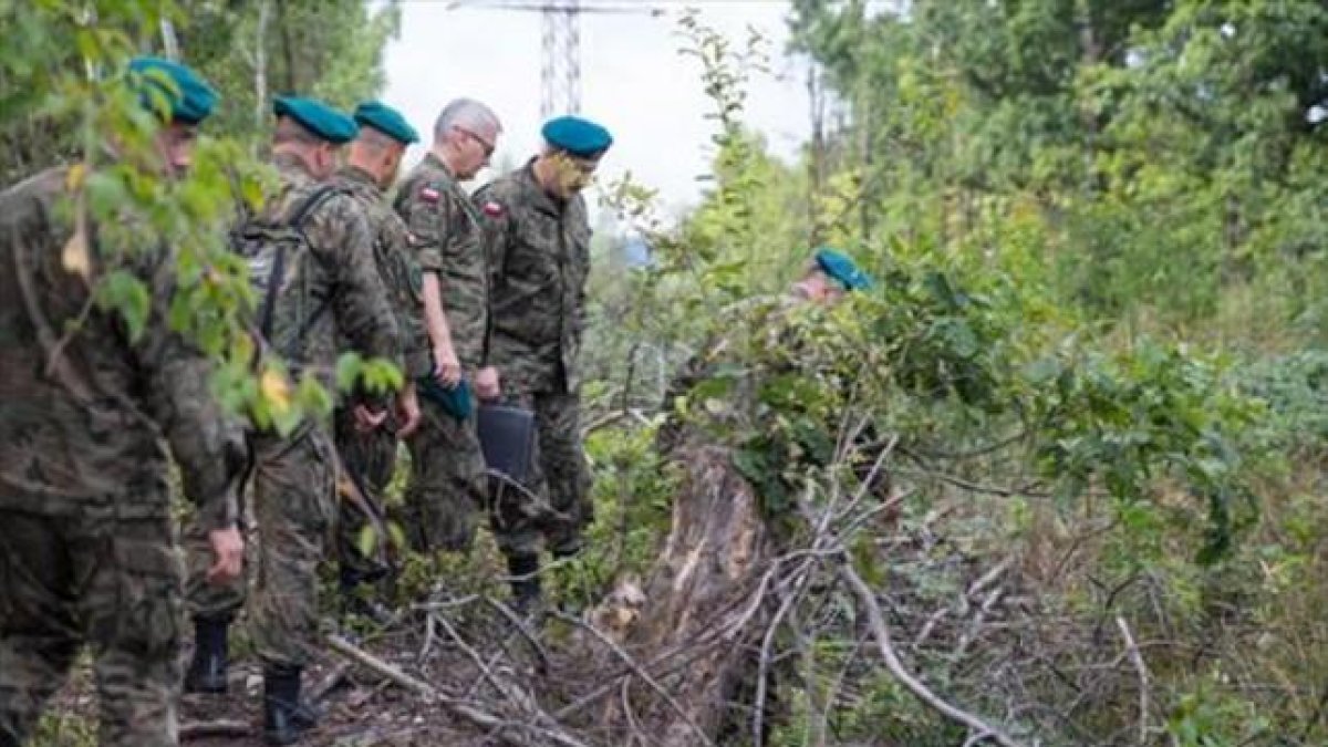 Un grupo de militares polacos rastrean la zona donde se cree se oculta un tren con oro.