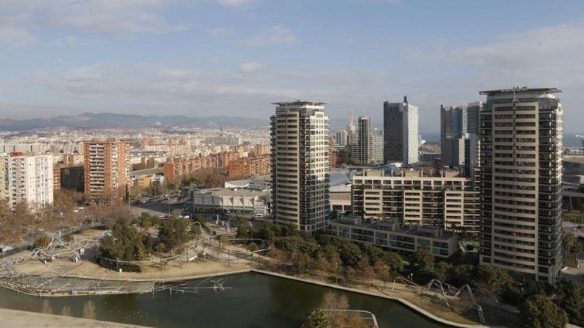Las dos caras de Barcelona en el distrito de Sant Martí. Diagonal Mar, en primer plano, a la derecha. Al fondo, el Besòs.