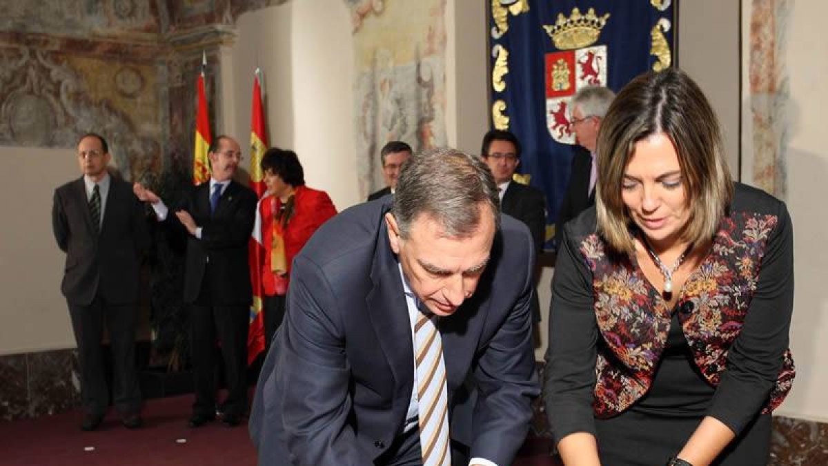Los consejeros de Educación, Juan José Mateos, y de Familia, Milagros Marcos, firman un convenio sobre violencia de género con universidades de Castilla y León