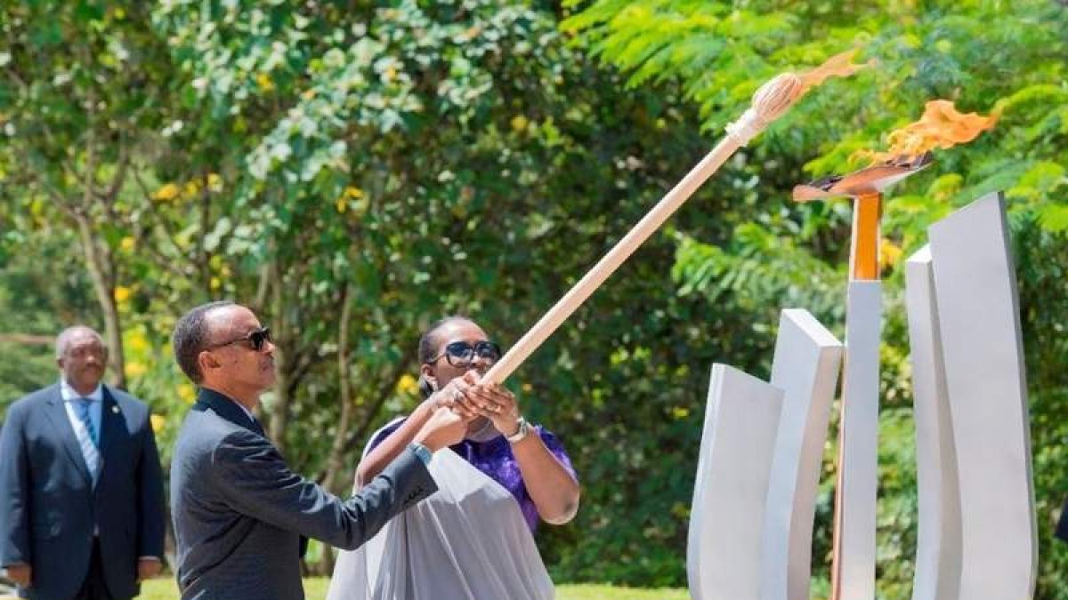El presidente de Ruanda enciende la llama de la Memoria. EFE