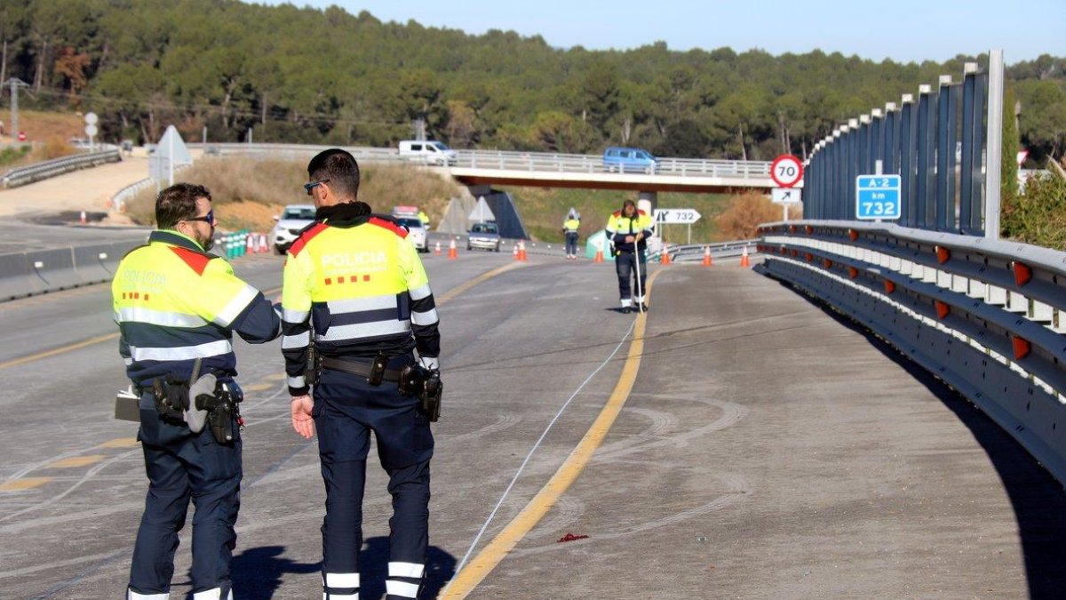 Mossos dEsquadra revisan el lugar del accidente.