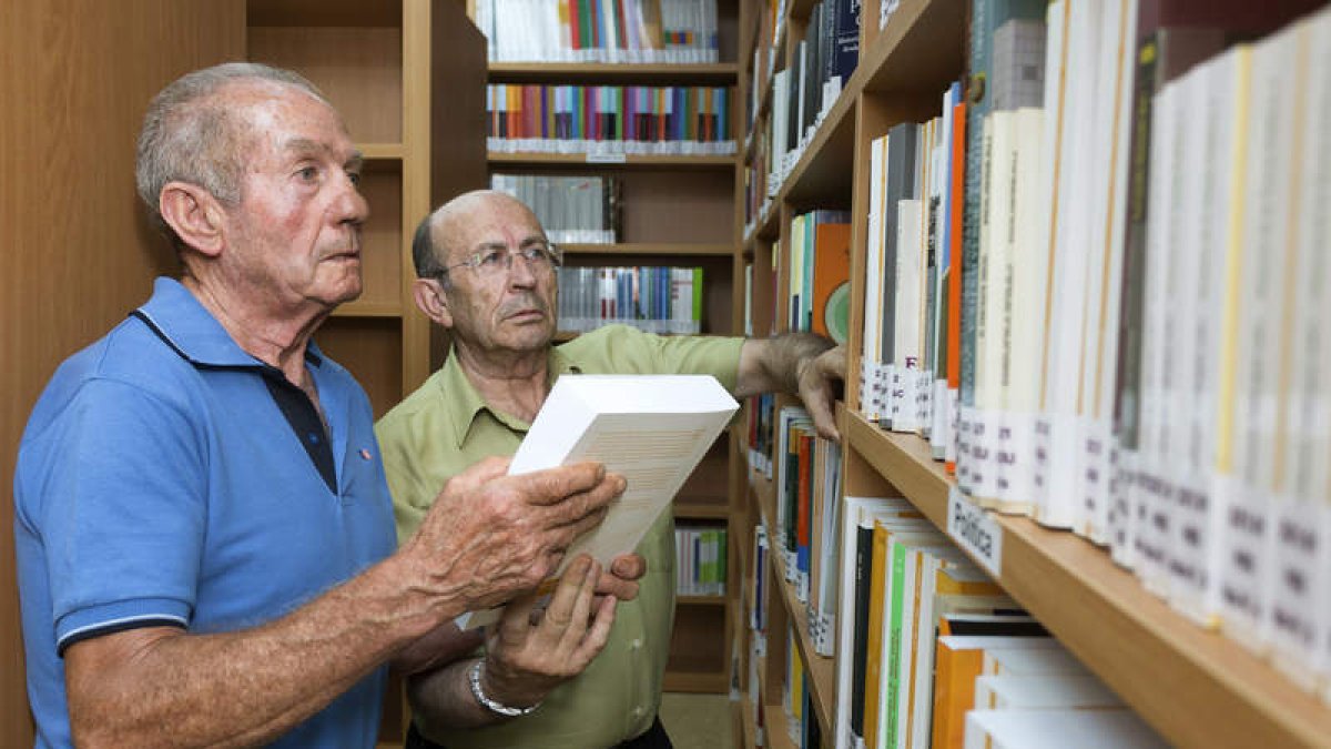 Pedro y Jesús García Antón, los licenciados de más edad en la Uned. EFE