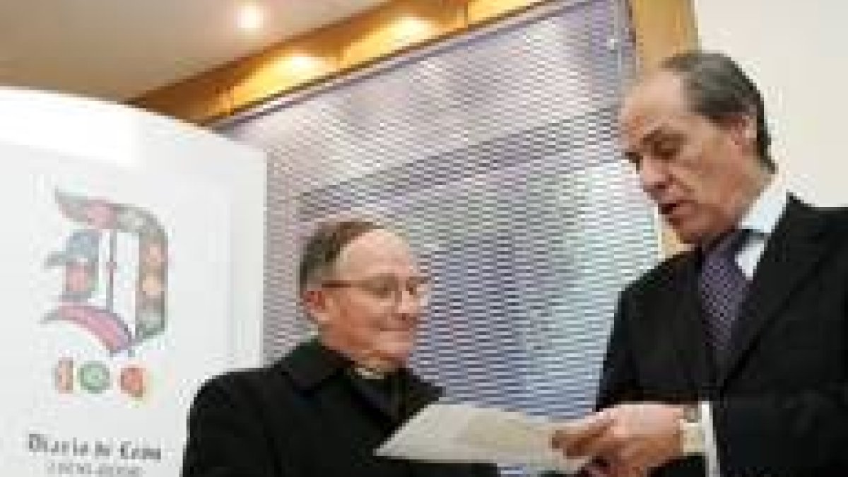 Cipriano Rueda recibe el premio de manos del vicepresidente de Diario de León, Sergio Cancelo