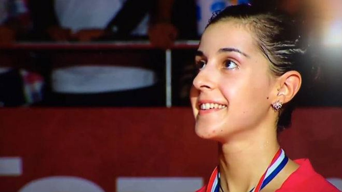 Carolina Marín recibe la medalla de campeona mientras suena el himno franquista.