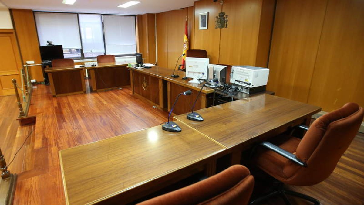 Interior de una sala de vistas en los juzgados de Primera Instancia e Instrucción de Ponferrada. LDM