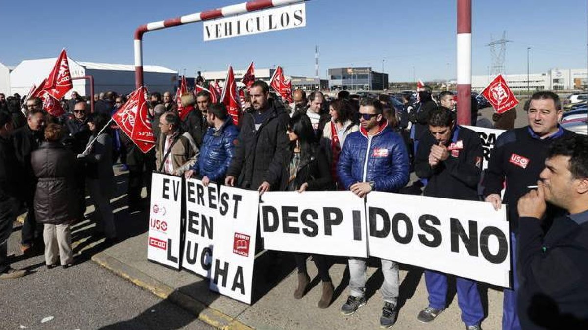 Los trabajadores de Everest se concentraron ante la sede de la empresa.