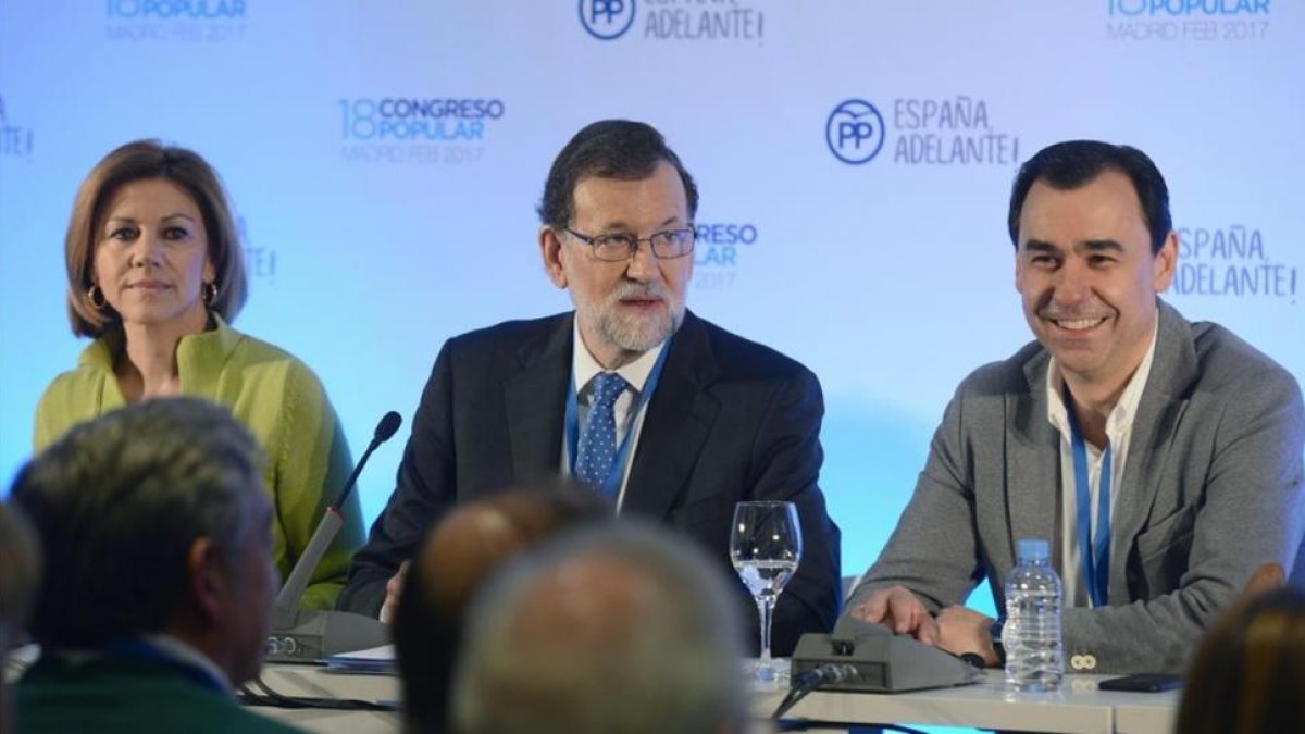 El líder del PP, Mariano Rajoy, con Dolores de Cospedal y Fernando Martínez-Maillo este domingo en el congreso del PP.