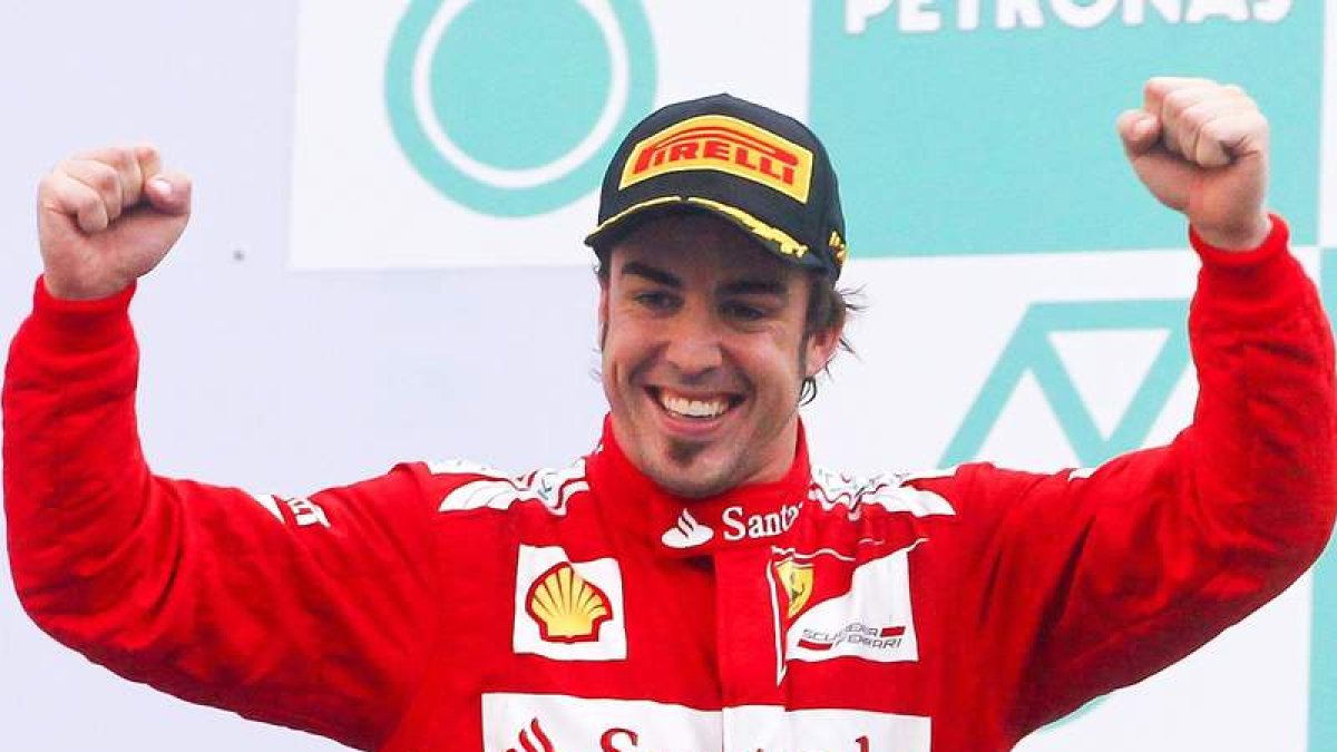 El piloto español de Fórmula 1 Fernando Alonso, de la escudería Ferrari, celebra su victoria en el Gran Premio de Malasia, celebrado en el circuito de Sepang, en Kuala Lumpur.