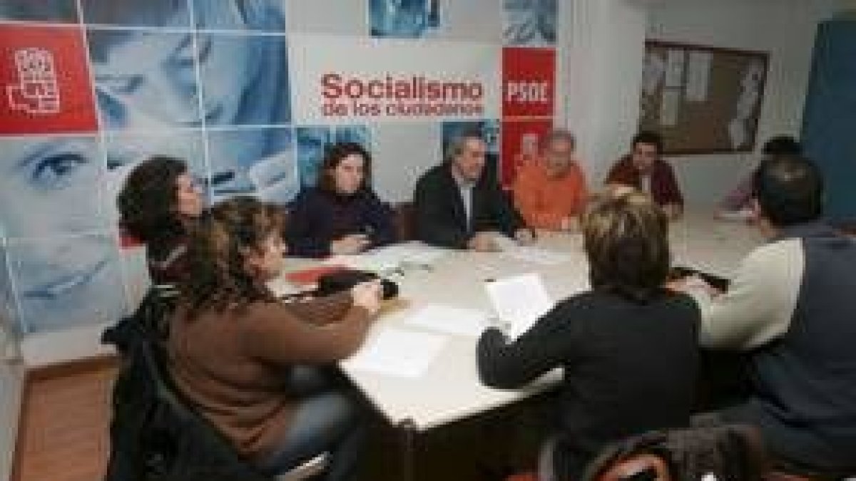 El secretario general del PSOE comarcal, Antonio Canedo, en el centro, coordinó la reunión de ayer