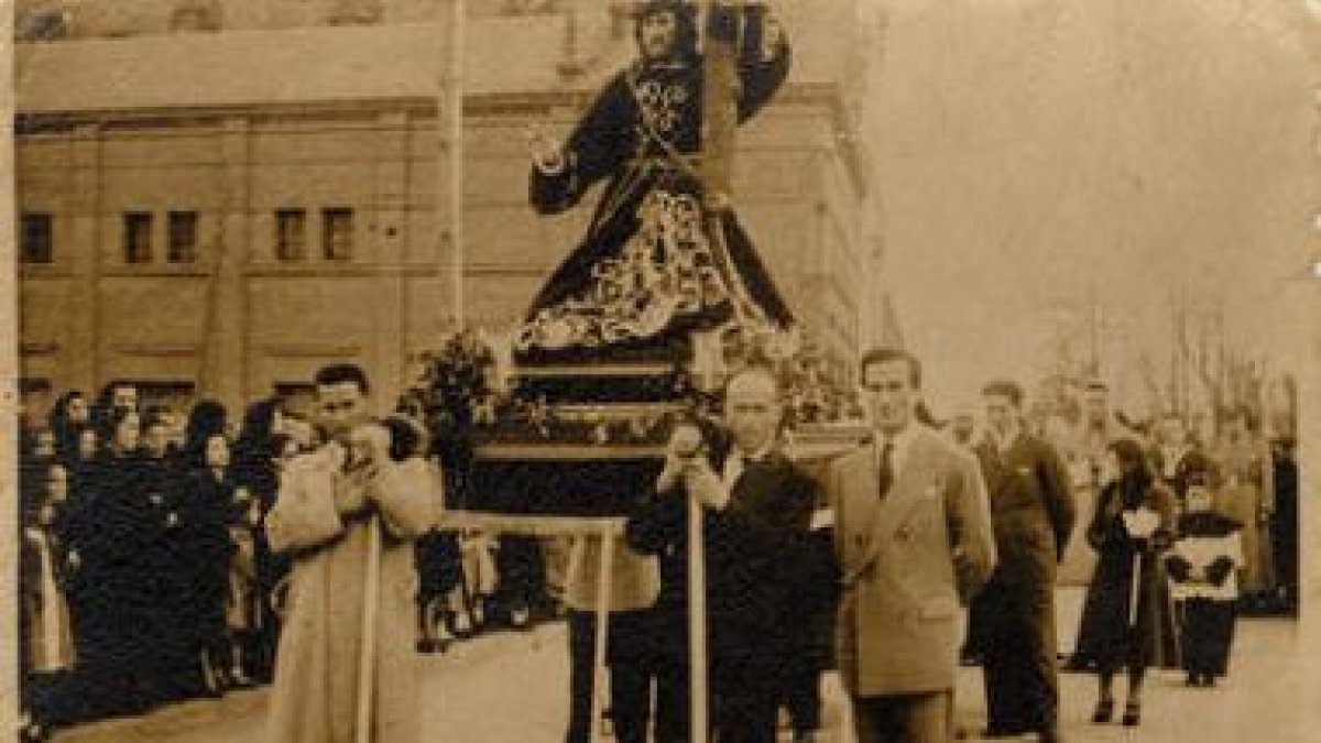 Braceros de Corbillos de la Sobarriba con el Paso del Dainos en los años 60, en imagen retrospectiva