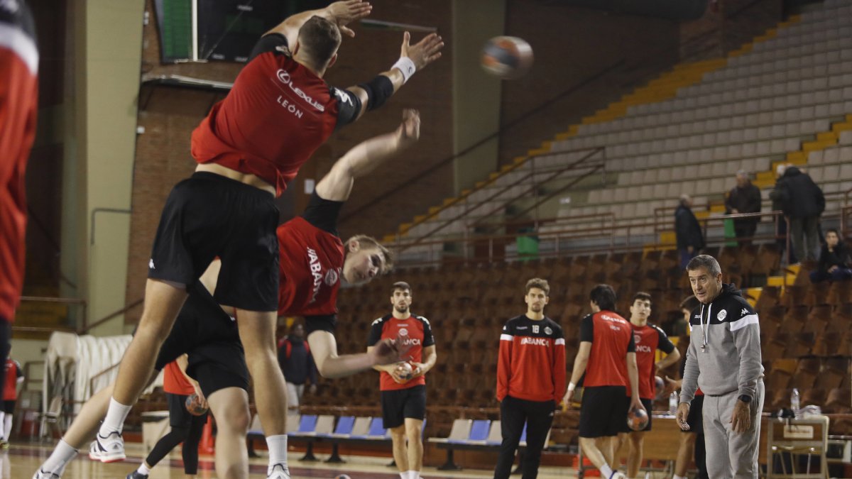 Sesión de entrenamiento del Ademar. JESÚS F. SALVADORES